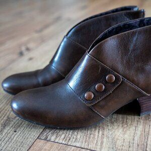 Born Leather Brown Heeled Booties Old Fashioned Look Buttons Size 8